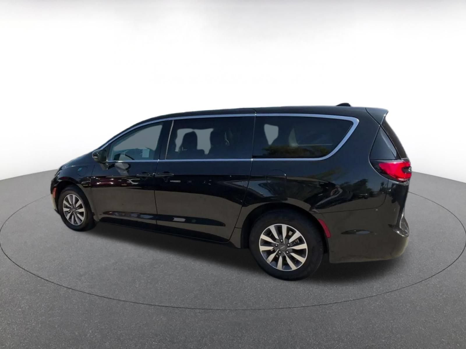 Used 2023 Chrysler Pacifica Touring-L FWD image 9