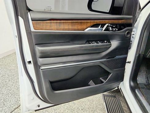Used 2022 Jeep Grand Wagoneer Series II AWD/4WD image 11