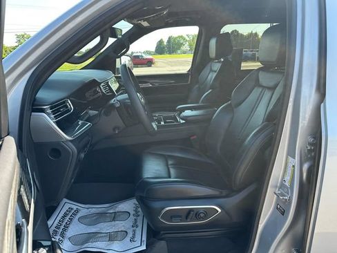 Used 2022 Jeep Wagoneer Series III w/ Premium Group I AWD/4WD image 9