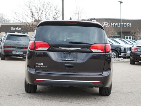 Used 2017 Chrysler Pacifica Touring-L w/ 13 Speaker Alpine Sound Group FWD image 7