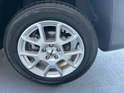 Used 2022 Jeep Renegade Latitude AWD/4WD image 16