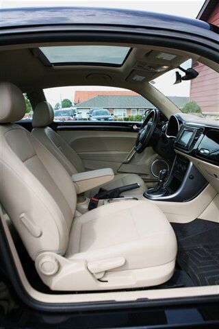 Used 2019 Volkswagen Beetle 2.0T SE w/ SE Premium Package FWD image 16