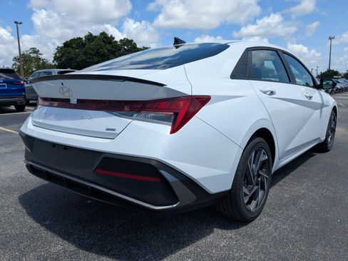 New 2025 Hyundai Elantra SEL image 4