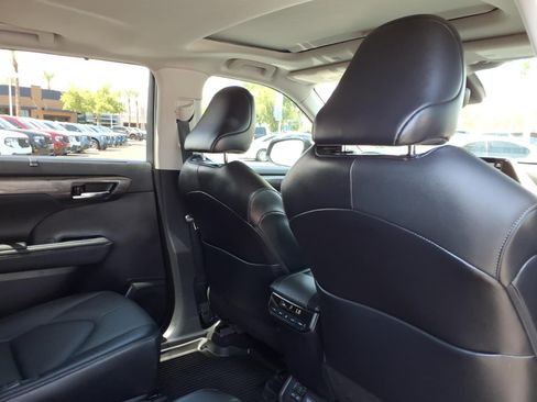 Used 2022 Toyota Highlander Limited AWD/4WD image 13