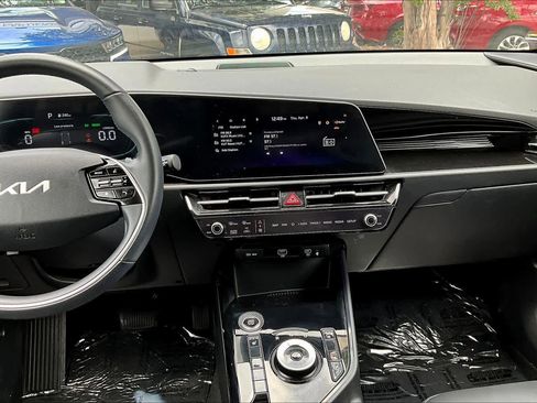 Used 2023 Kia Niro EX image 7