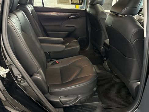 Used 2020 Toyota Highlander Limited image 17