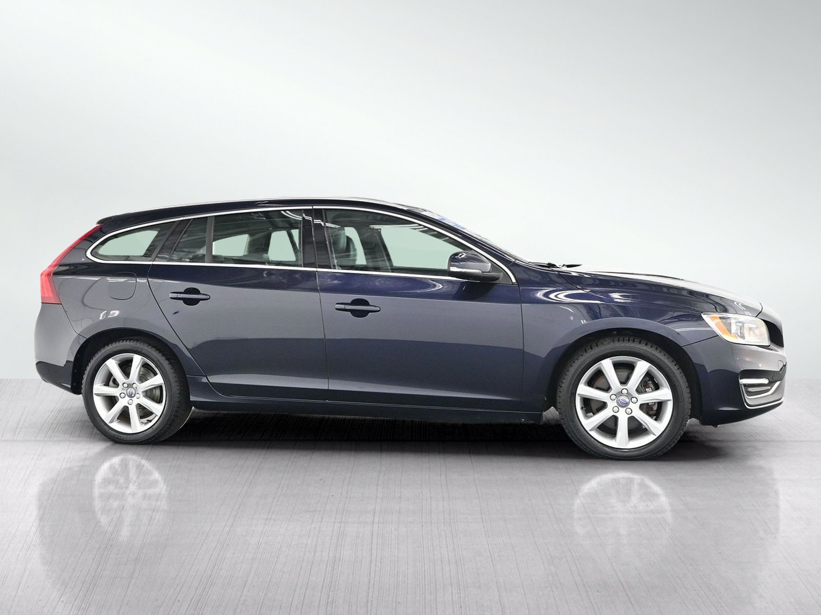 Used 2017 Volvo V60 T5 Premier w/ Convenience Package AWD/4WD image 8