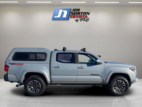 Used 2020 Toyota Tacoma TRD Sport image 4