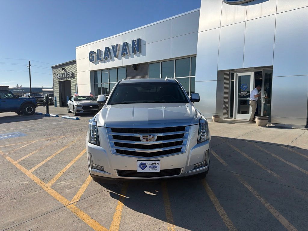 Used 2015 Cadillac Escalade Luxury RWD image 2