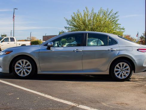 Used 2019 Toyota Camry LE image 5