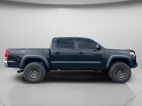 Used 2017 Toyota Tacoma TRD Off-Road w/ Tow Package (A/T) AWD/4WD image 5