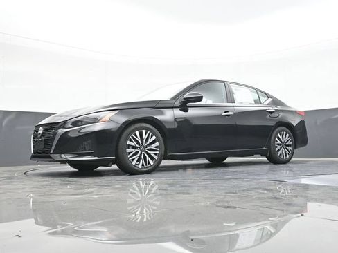 Used 2025 Nissan Altima 2.5 SV FWD image 56