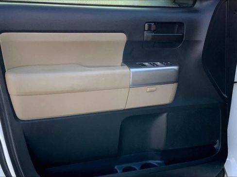 Used 2018 Toyota Sequoia SR5 w/ Premium Package image 21