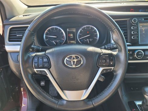 Used 2019 Toyota Highlander XLE image 21
