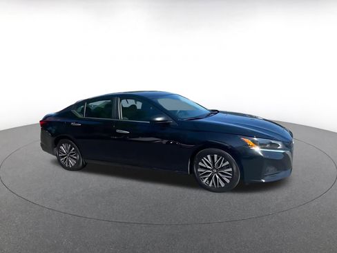 Used 2025 Nissan Altima 2.5 SV image 2