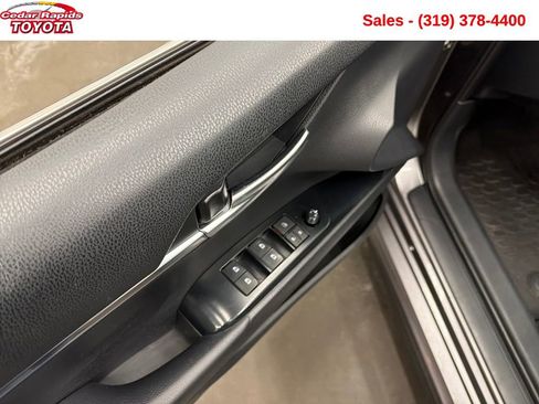 Used 2019 Toyota Camry SE image 12