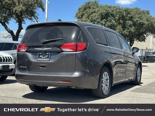 Used 2022 Chrysler Voyager LX FWD image 4