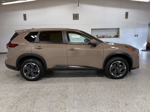 Used 2024 Nissan Rogue SV image 5