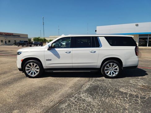Used 2021 Chevrolet Suburban Premier w/ Premium Package RWD image 4