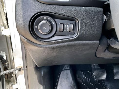 Used 2018 Jeep Renegade Latitude FWD image 32
