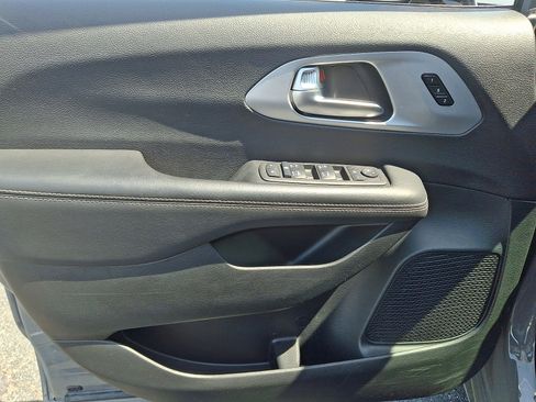 Used 2025 Chrysler Pacifica Limited FWD image 14