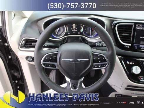 Used 2024 Chrysler Pacifica Touring-L FWD image 20