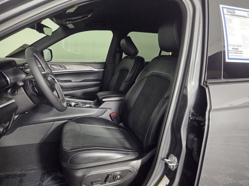 Used 2026 Jeep Grand Cherokee Altitude RWD image 9