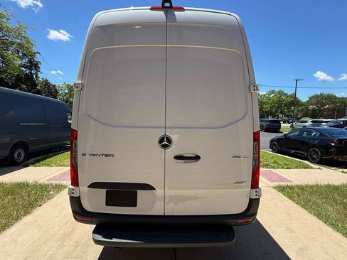 Used 2025 Mercedes-Benz Sprinter 2500 image 5