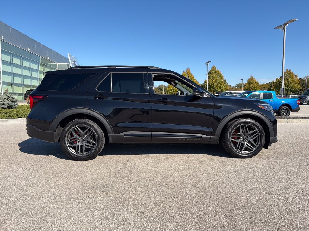 Used 2025 Ford Explorer ST AWD/4WD image 9