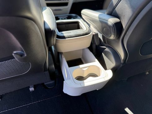 Certified 2023 Chrysler Pacifica Touring-L FWD image 30