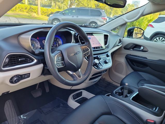 Used 2024 Chrysler Pacifica Touring-L FWD image 17
