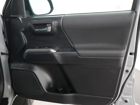 Used 2020 Toyota Tacoma TRD Sport AWD/4WD image 12