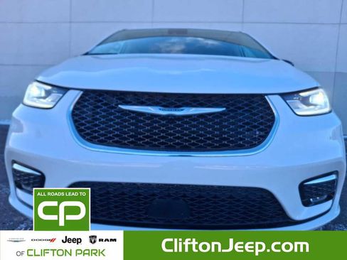 Used 2024 Chrysler Pacifica Touring-L image 3