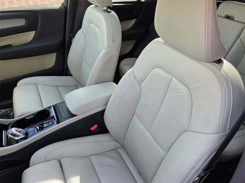Used 2024 Volvo XC40 B5 Plus image 11