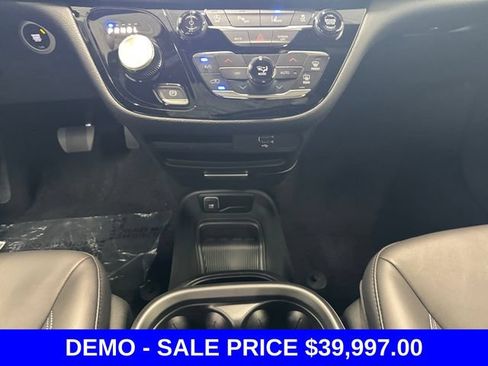 Used 2026 Chrysler Pacifica Select FWD image 14