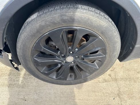 Used 2019 Buick Encore Essence FWD image 2