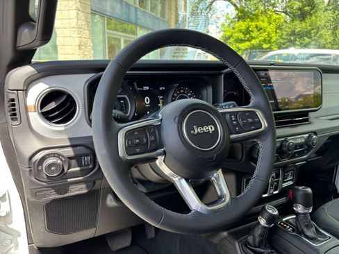 Used 2025 Jeep Wrangler Unlimited Sahara AWD/4WD image 34