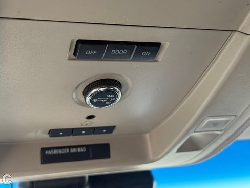 Used 2015 Chevrolet Suburban LT RWD image 18