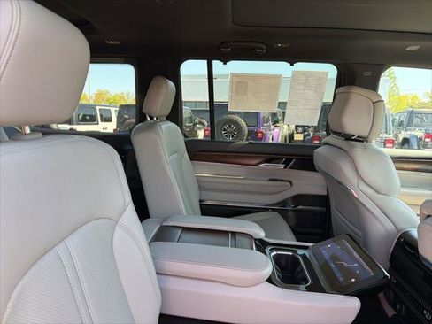 Certified 2025 Jeep Grand Wagoneer 4WD image 10
