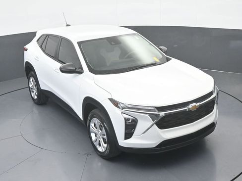 Used 2024 Chevrolet Trax LS FWD image 52