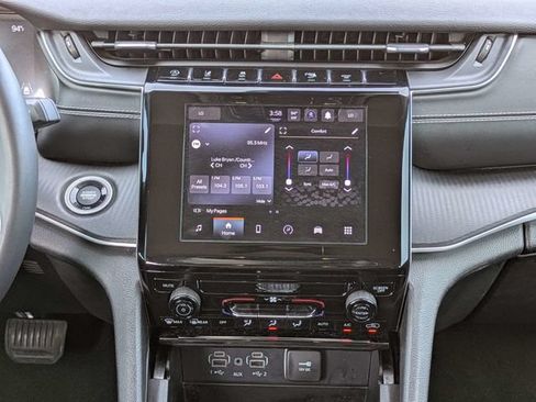 Used 2023 Jeep Grand Cherokee Laredo RWD image 17