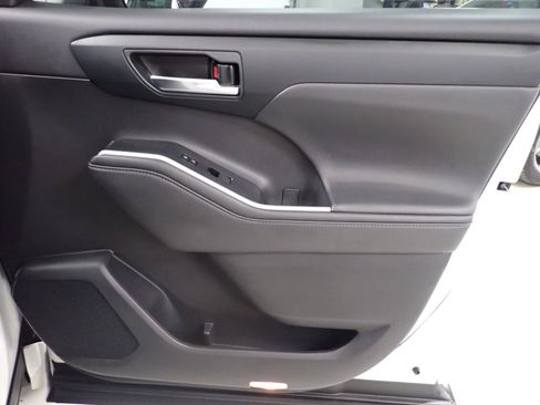 Used 2020 Toyota Highlander XLE image 7