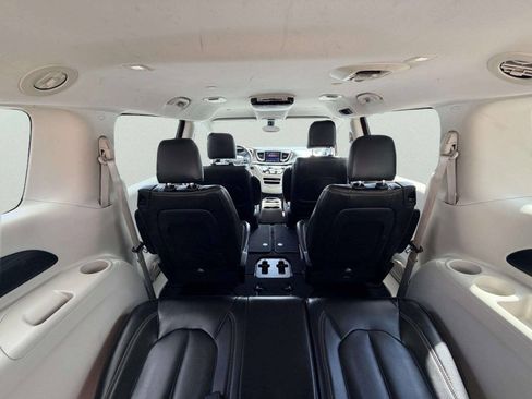 Used 2017 Chrysler Pacifica Touring FWD image 8