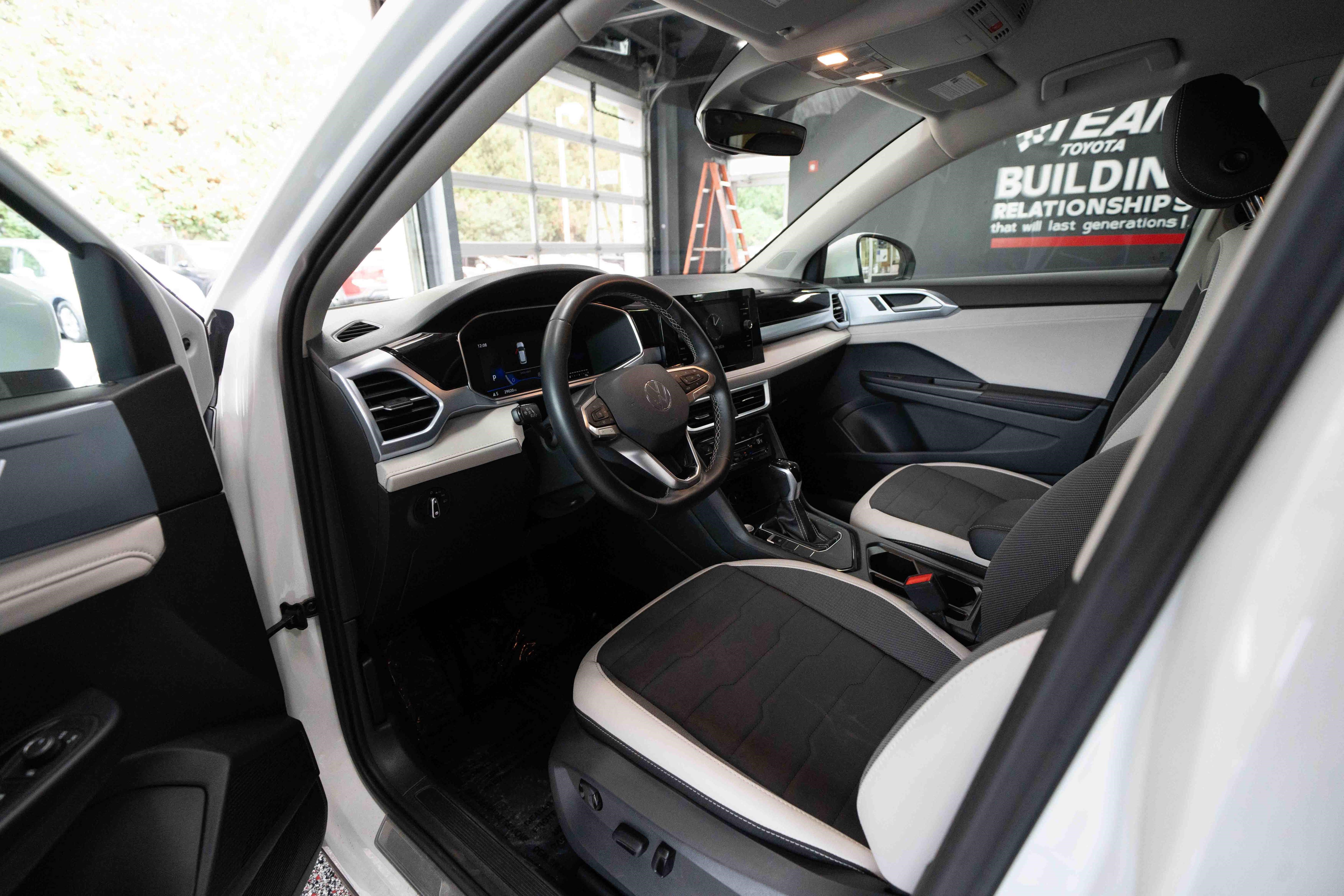 Used 2025 Volkswagen Taos SE FWD image 8
