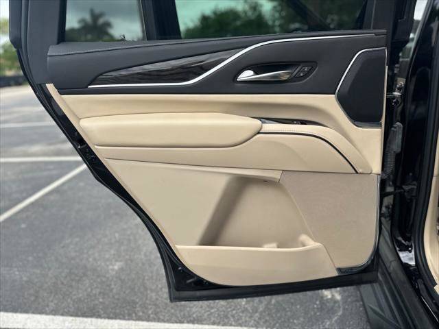 Used 2022 Cadillac Escalade Premium Luxury AWD/4WD image 16