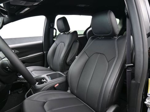 New 2026 Chrysler Pacifica Select image 10