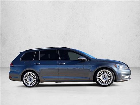 Used 2018 Volkswagen Golf SE image 4