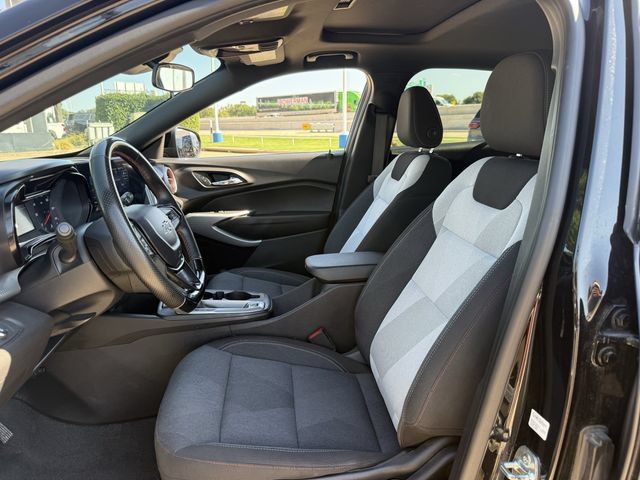 Used 2025 Chevrolet Trax RS w/ Sunroof Package FWD image 27