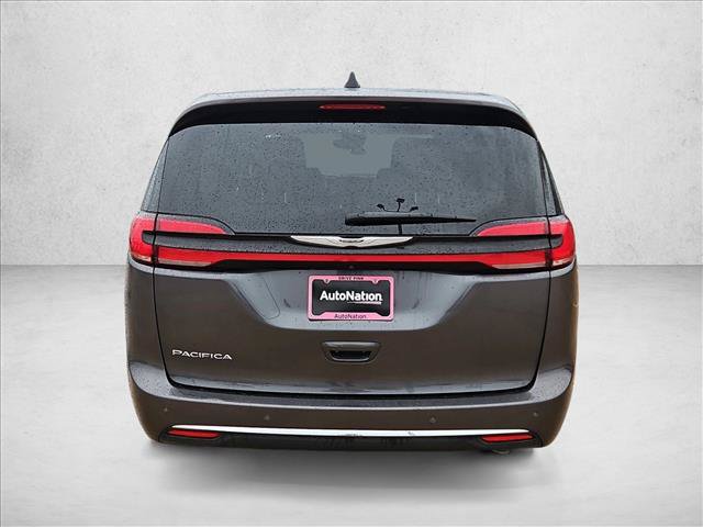 Used 2023 Chrysler Pacifica Touring-L FWD image 7