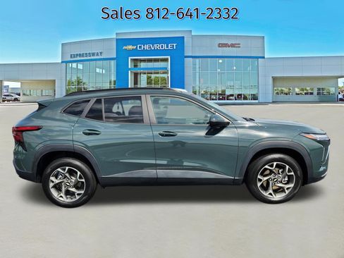 Used 2025 Chevrolet Trax LT FWD image 8